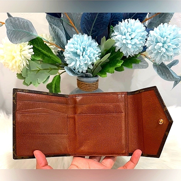 LOUIS VUITTON AUTHENTIC LEATHER V FLAP ELISE WALLET EUC - Picture 9 of 16